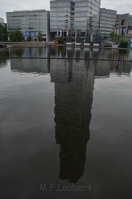 Einsatz BF Taucher Person im Wasser Koeln Mediapark P90.JPG - Miklos Laubert